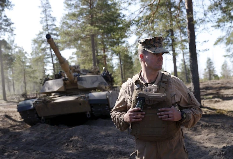 Αιφνιδιασμός από ΗΠΑ: Αμερικανικά Abrams-M1A2  και α/κ πυροβόλα μετακινούνται από μυστικές σπηλιές στη Νορβηγία προς Φινλανδία – Τι έκρυβαν;